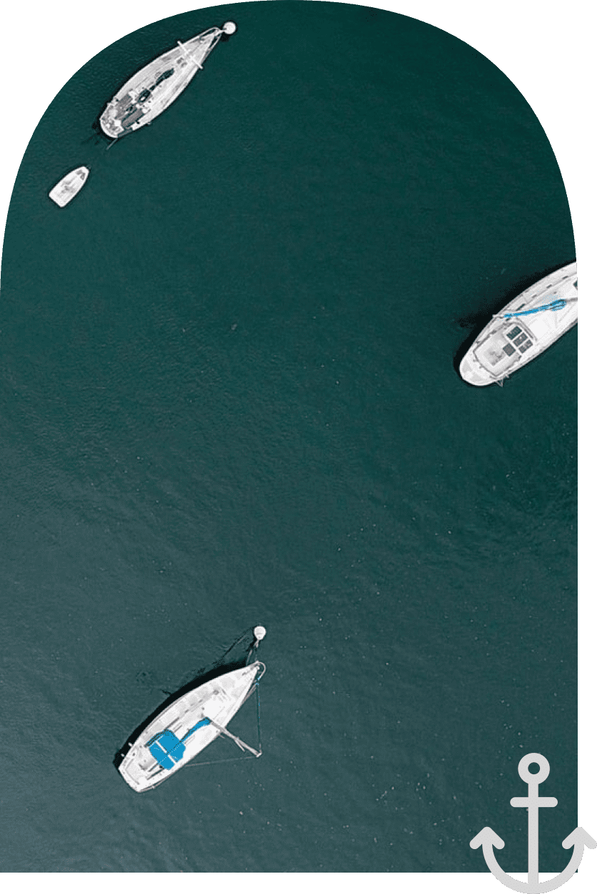 3 bateaux sur l'eau vu de haut